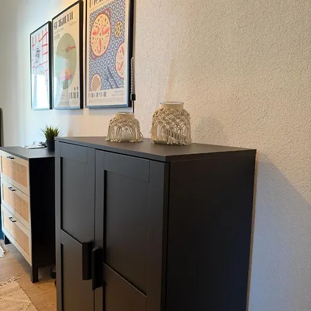 Design Close To Main & Center شقة
